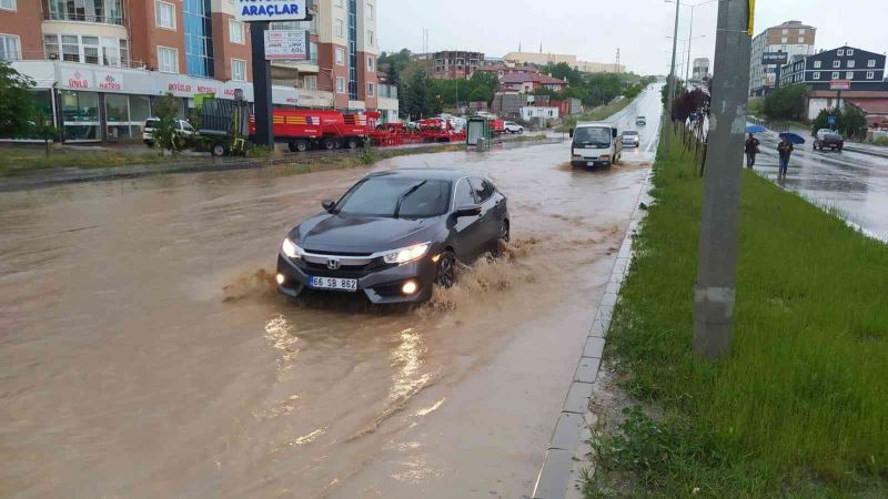 Yozgat’ta etkili olan sağanak yağış sürücülere zor anlar yaşattı
