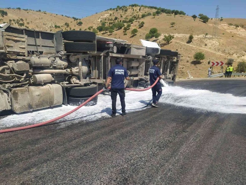 Siirt’te mazot yüklü tır devrildi, itfaiye ekipleri tehlikeyi önledi
