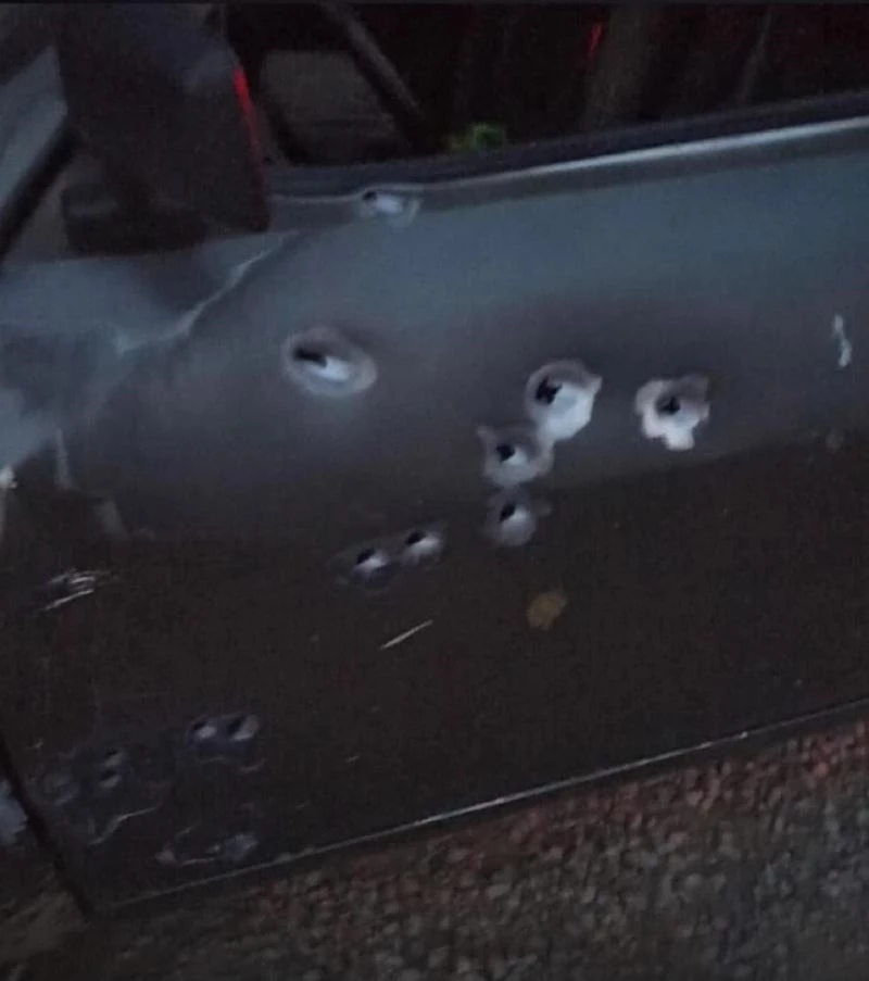 Seyir halindeki araç kurşunlandı
