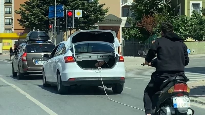 Kartal’da ilginç anlar: Motosiklet çeken aracın bagajından çıktı
