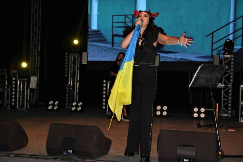 Antalya’da Ukraynalı çocuklar için sahneye çıkan şarkıcı Jamala’dan Bayraktar teşekkürü
