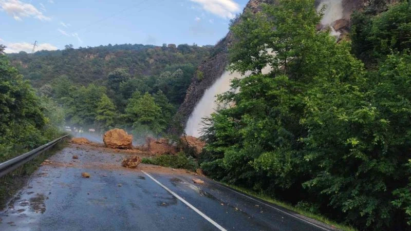 Yağmur suları adeta şelale gibi aktı, karayolunda oluşan heyelan için ekipler seferber oldu
