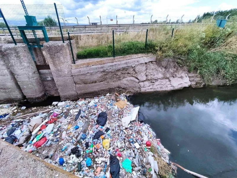 Sulama kanalı çöplüğe döndü
