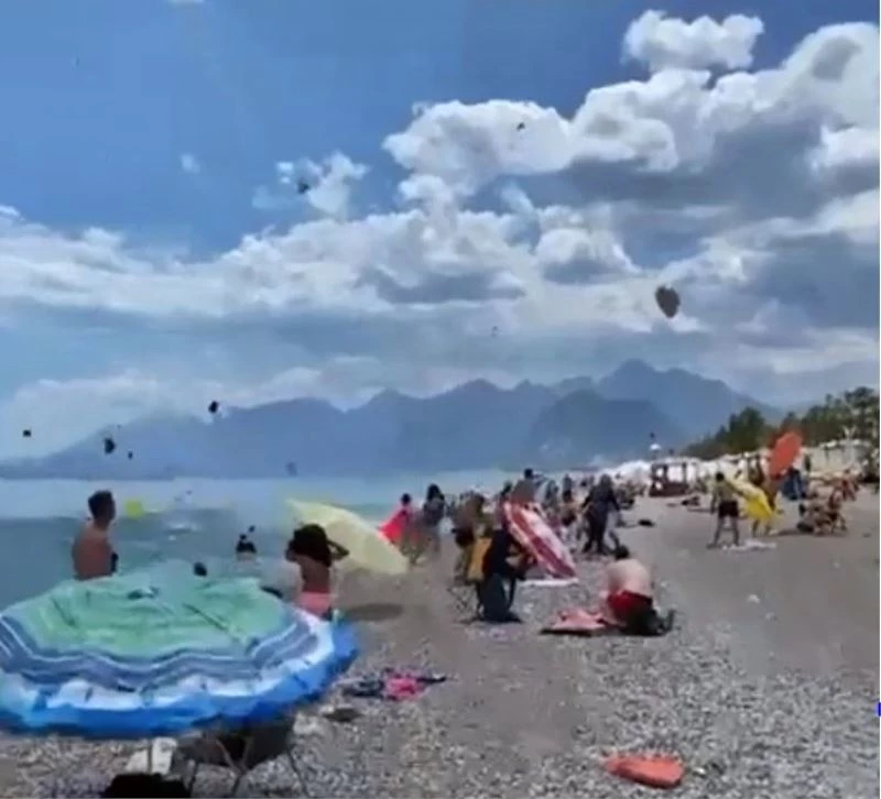 Antalya’da şiddetli rüzgar sahildeki şemsiyeleri uçurdu
