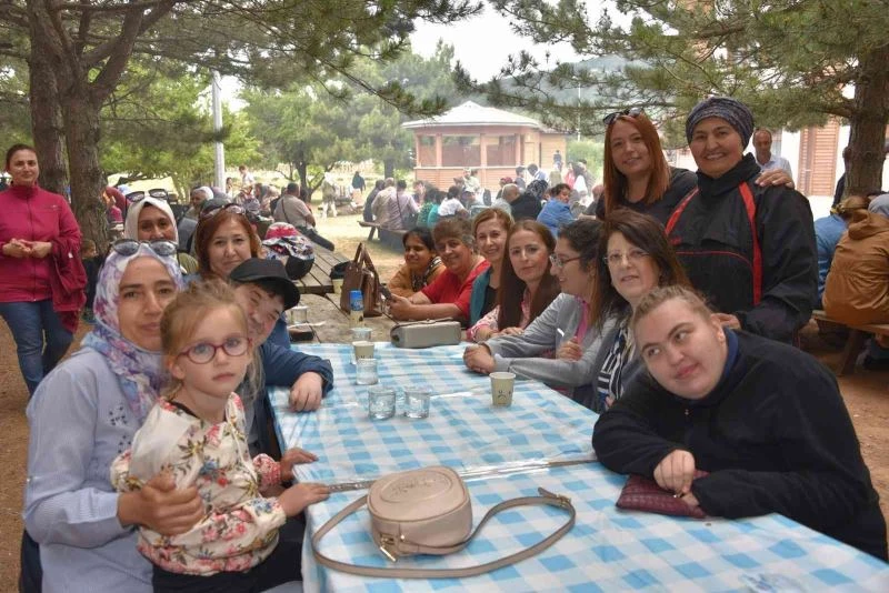 Vali Karadeniz ve eşi engellilerle piknikte buluştu
