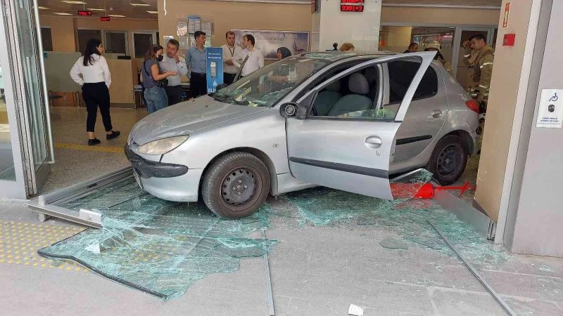 Bahçelievler’de geri geri giden otomobil bankaya daldı: 2 yaralı
