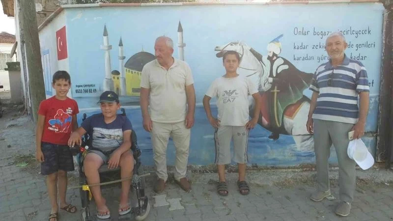 Burhaniye’ de evin duvarındaki anlamlı resim ve yazı ilgi odağı oldu
