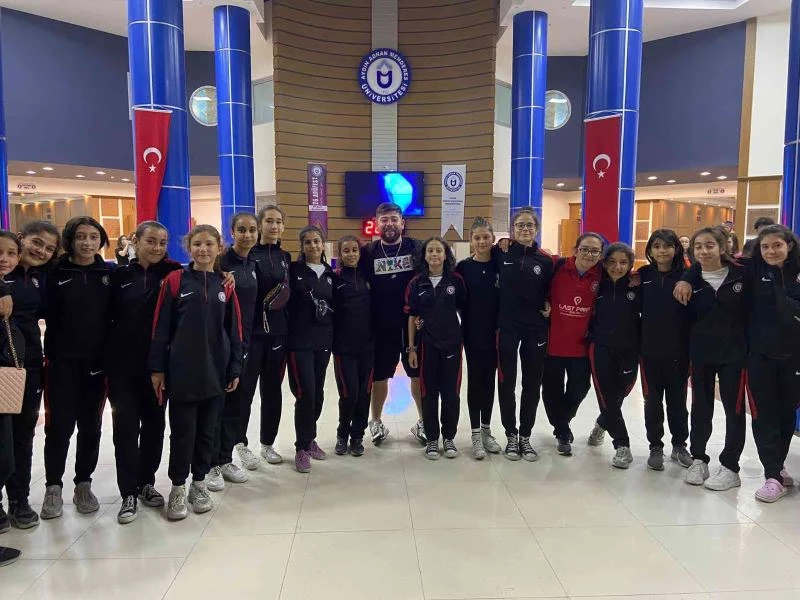 Koçarlı Belediyesi Voleybol Takımı tiyatroda buluştu
