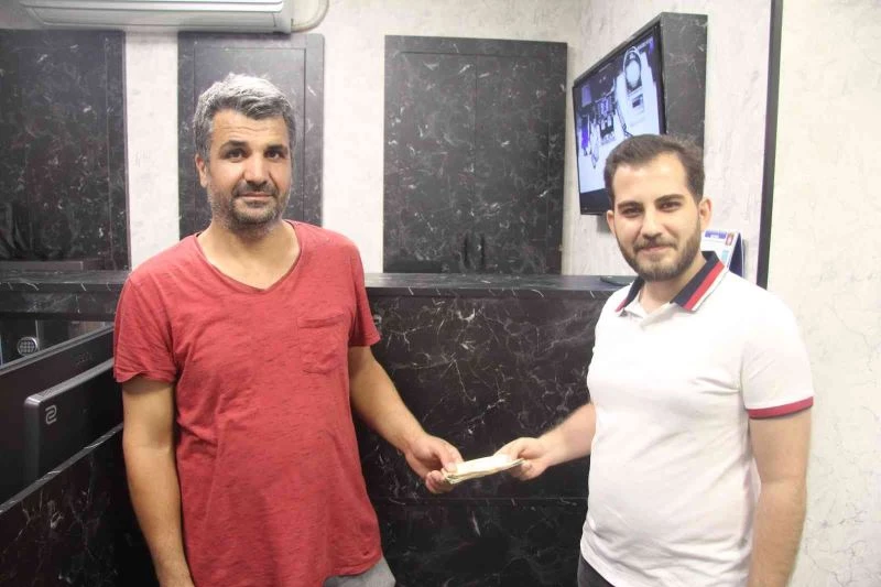Döviz bürosunda yanlışlıkla fazladan bin euro verilen müşteri, parayı geri getirdi
