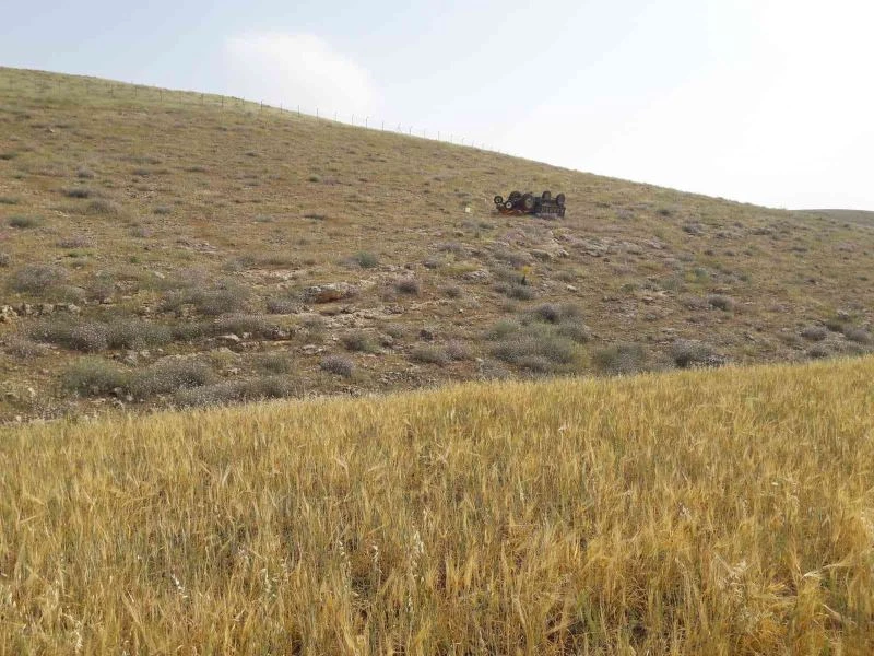 Taklalar atan traktörden burnu bile kanamadan kurtuldu
