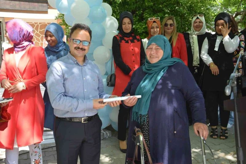 Hayalinden vazgeçmedi 69 yaşında okuma-yazma öğrendi
