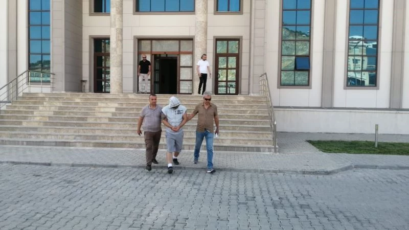 Sahte kimlikle dünyayı dolaştı, Kuşadası’nda polise takıldı
