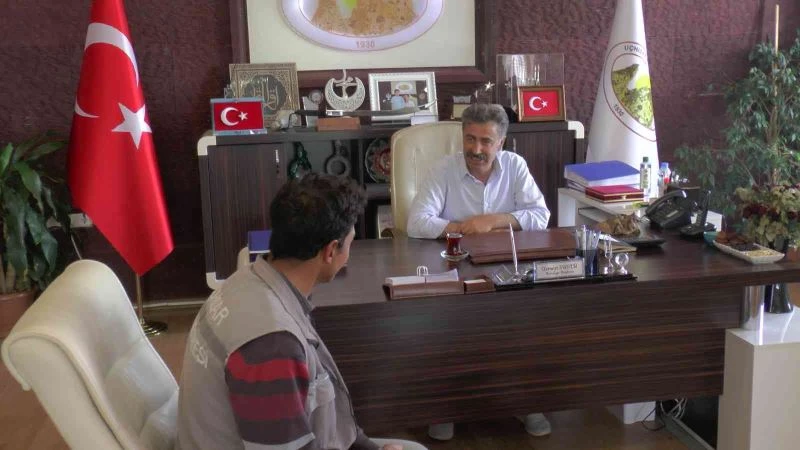 İşini özveriyle yaparak sosyal medyada gündem olan personele başkandan ödül
