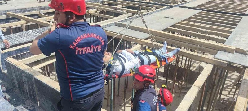 İnşaatı denetlerken düştü, vinçle kurtarıldı
