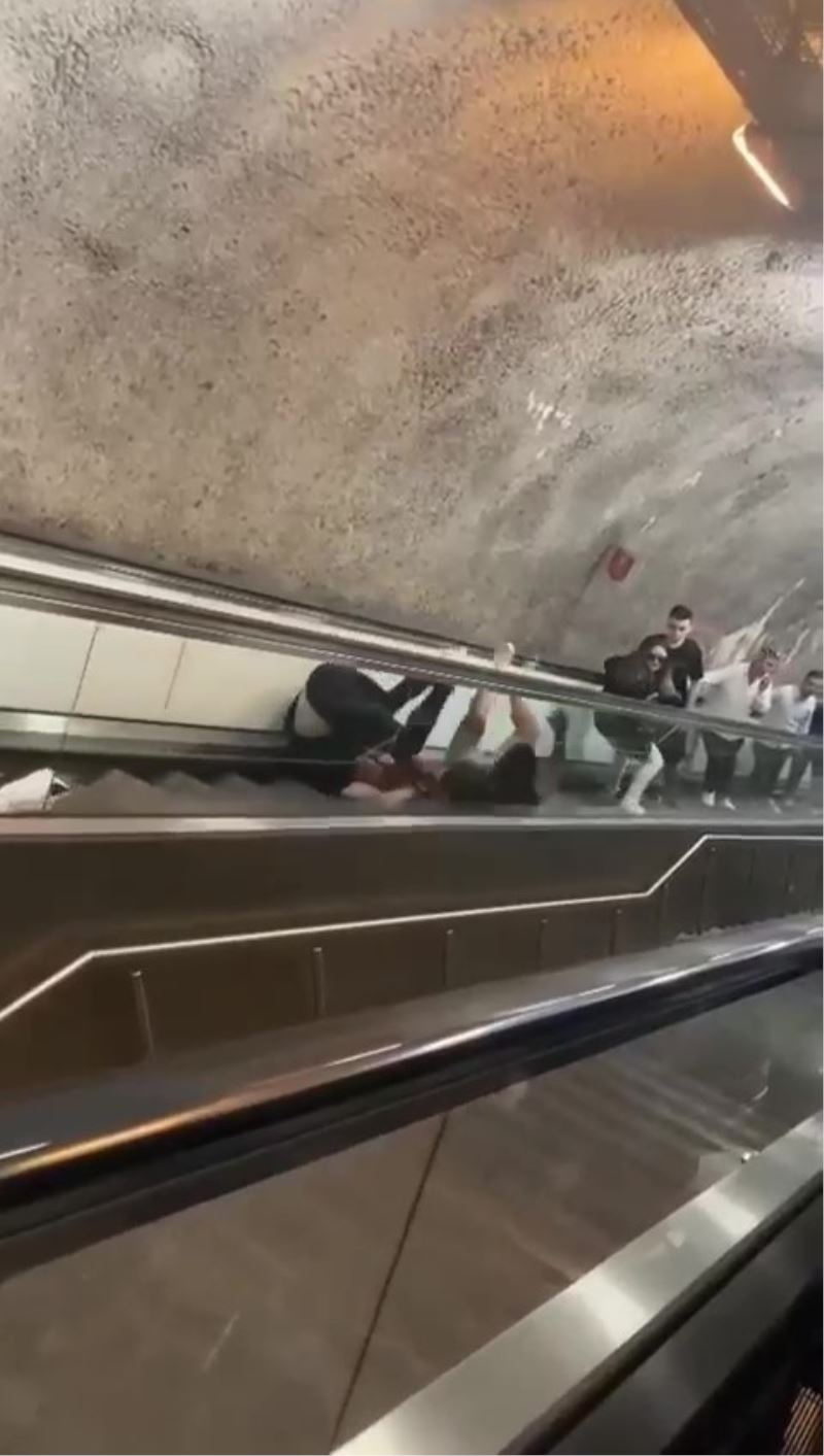 Metroda pes dedirten kavga: Yürüyen merdivenlerde yuvarlanarak kavga ettiler
