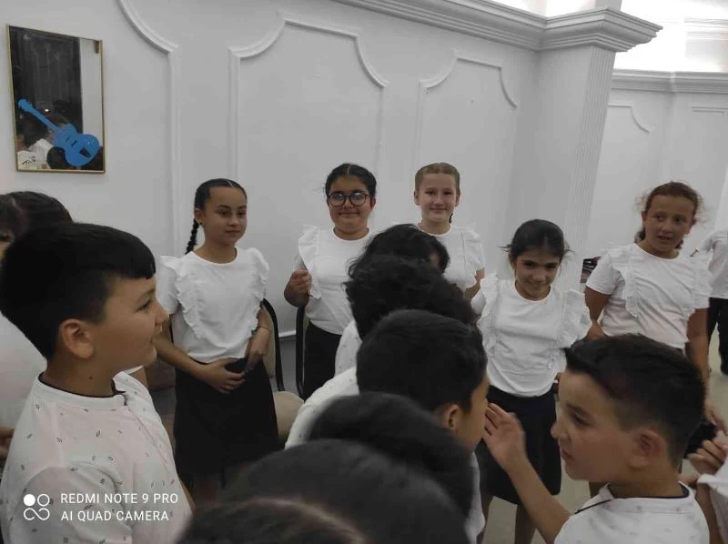 Konser iptal olunca, çocuklar şarkılarını kuliste söyledi
