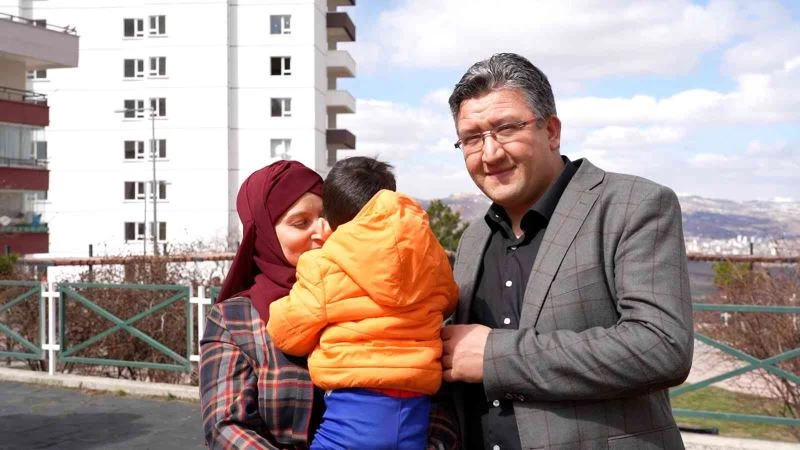 Koruyucu ailesi oldukları minik Muhammed hayatlarını değiştirdi
