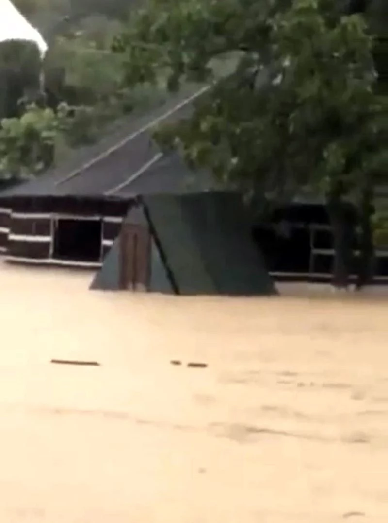 Düzce’de sel, bungalov evi işte böyle sürüklemiş
