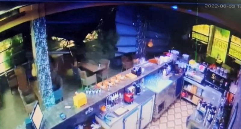 Dev çam ağacı kafenin üstüne böyle devrildi
