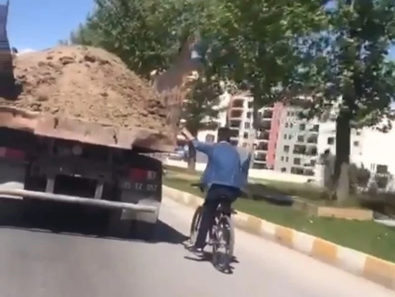 Genç bisikletlinin tehlikeli yolculuğu
