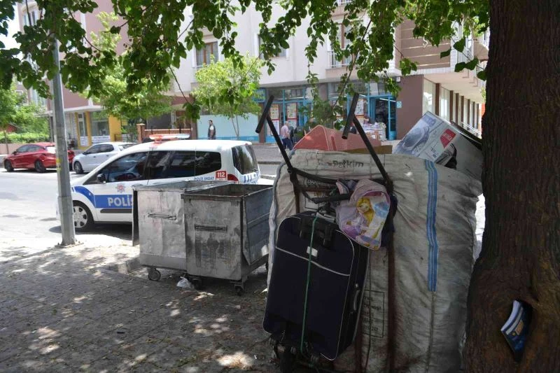Çöpteki geri dönüşüm atıklarını paylaşamadığı çekçekçi arkadaşını sopayla dövdü

