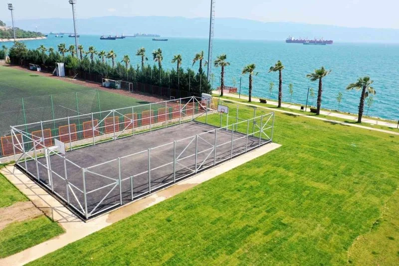 Hereke Sahil Parkındaki basketbol sahasında sona doğru
