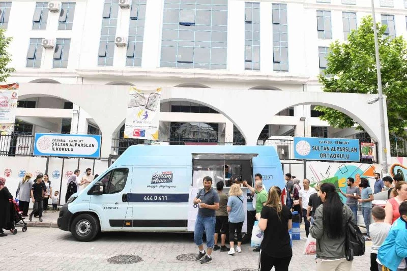 Esenyurt Belediyesi LGS sınavına giren öğrencilere ikramda bulundu
