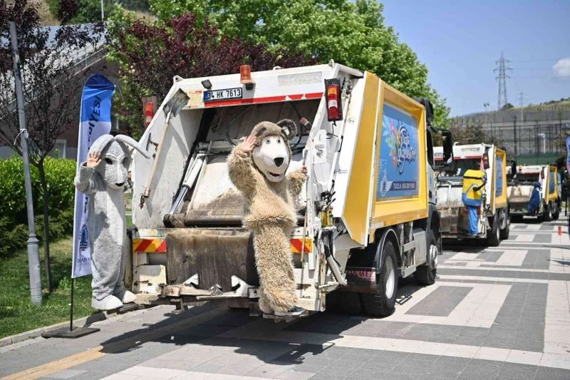 Tuzla’da Dünya Çevre Günü’nde çöpleri maskotlar topladı
