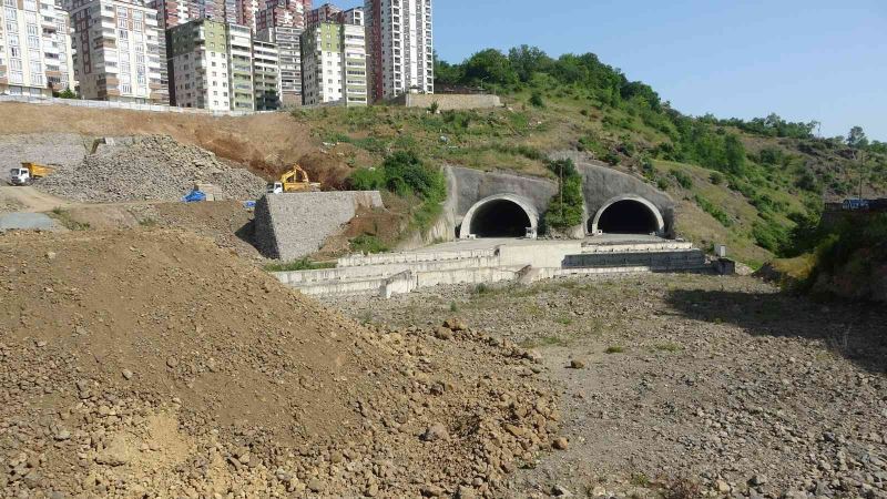 Trabzon’daki Kanuni Bulvarı’nda viyadük ve tünel inşaatlarının yapımı sürüyor
