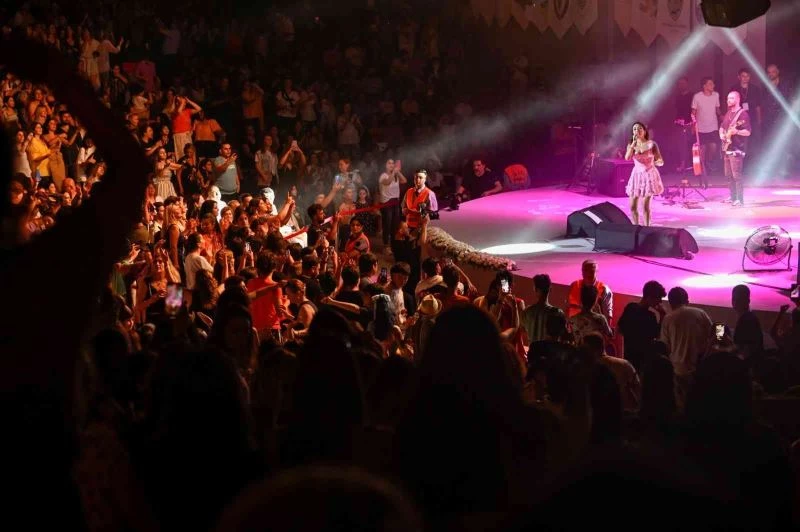 Melek Mosso’ya Mersin’de sevgi seli
