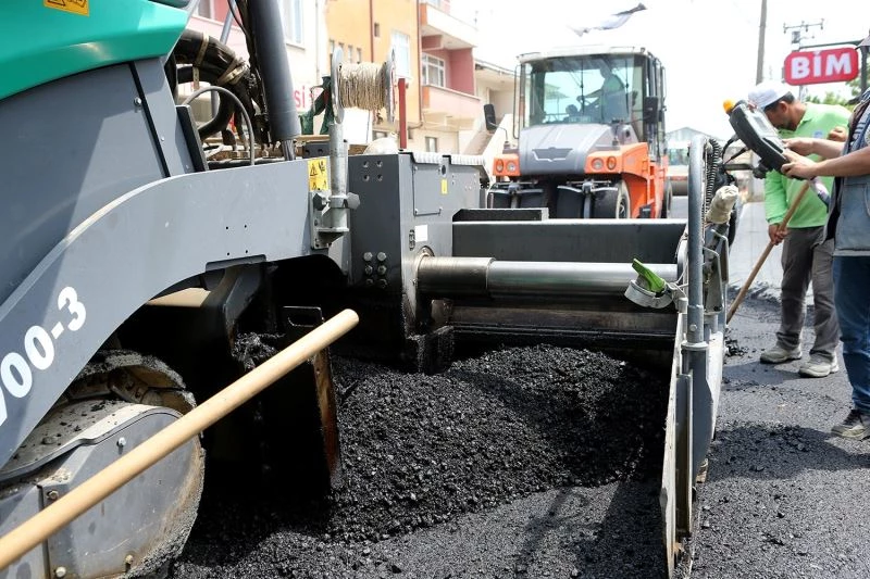 Asfalt serim işlemi Geyve’de sürüyor

