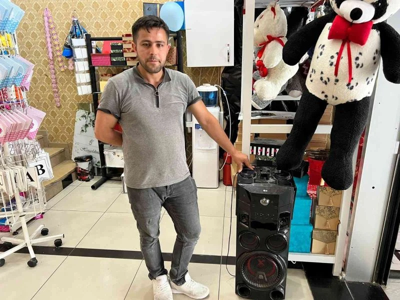 Hırsızlardan ses sistemini kurtardığına sevindi, geri döndüğünde cüzdanının çalındığını fark etti
