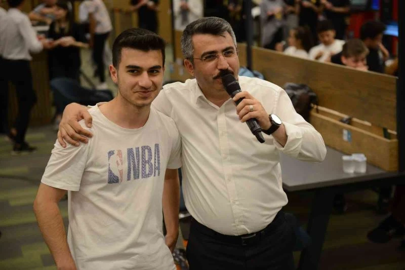 Başkan Yılmaz’dan gençlere gitarlı sınav morali
