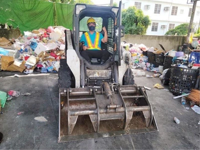 Temizlik işçileri koronaya yakalandı, çöpleri belediye başkanı topladı
