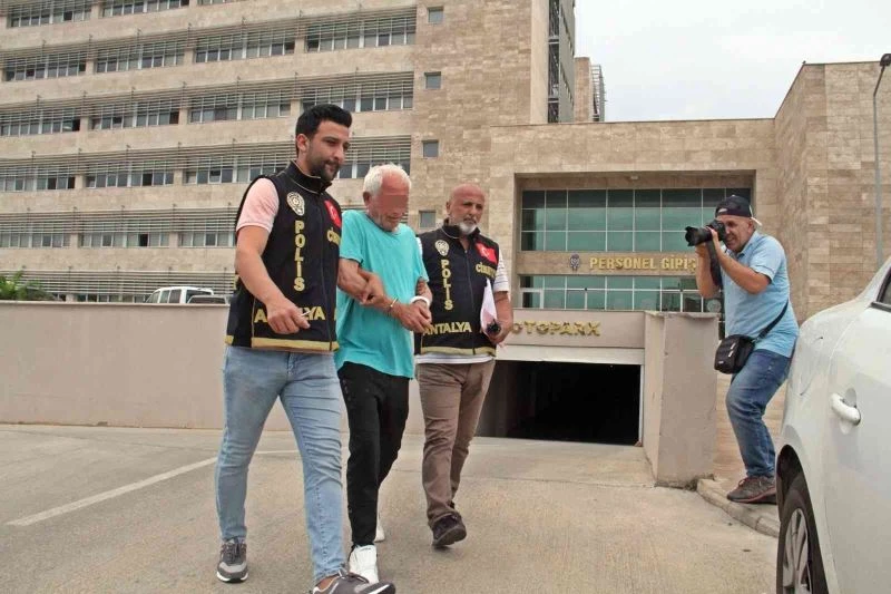 Gürültü uyarısında bulunan yöneticiyi bıçaklayarak öldüren kiracı, adliyeye sevk edildi
