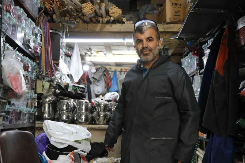 16 metrekare dükkanında mesleğini yaşatmaya çalışıyor
