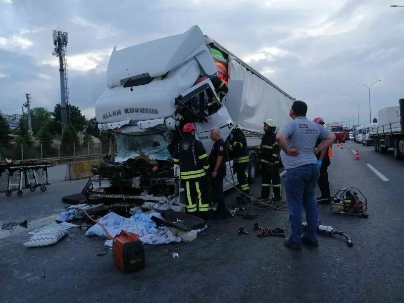 TEM’de sürücüsü uyuyan tır, başka tıra arkadan çarptı
