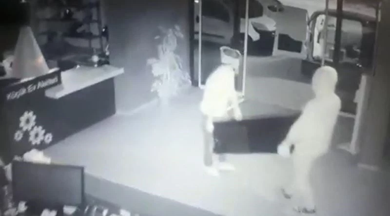 10 gün çalıştığı iş yerinde içinde 2 milyonluk para ve ziynet eşyası olan kasayı çaldı
