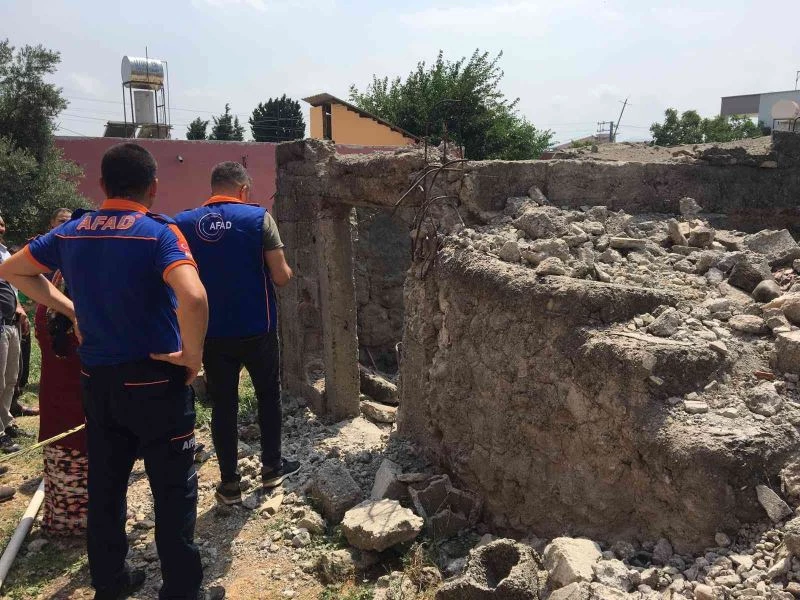 Çöken beton tavanın altında kalarak yaralandı
