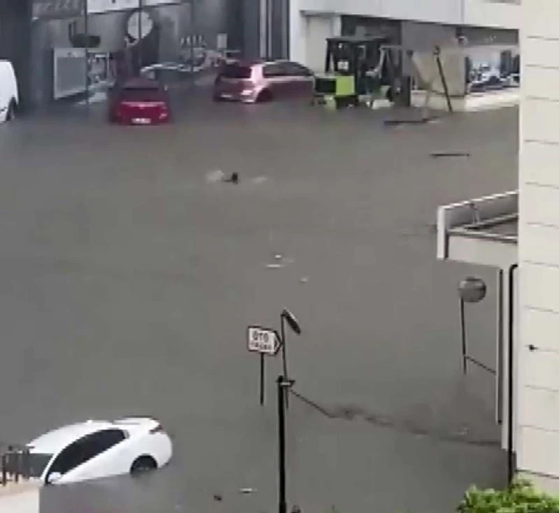 Başkent’teki selden yüzerek kaçtı
