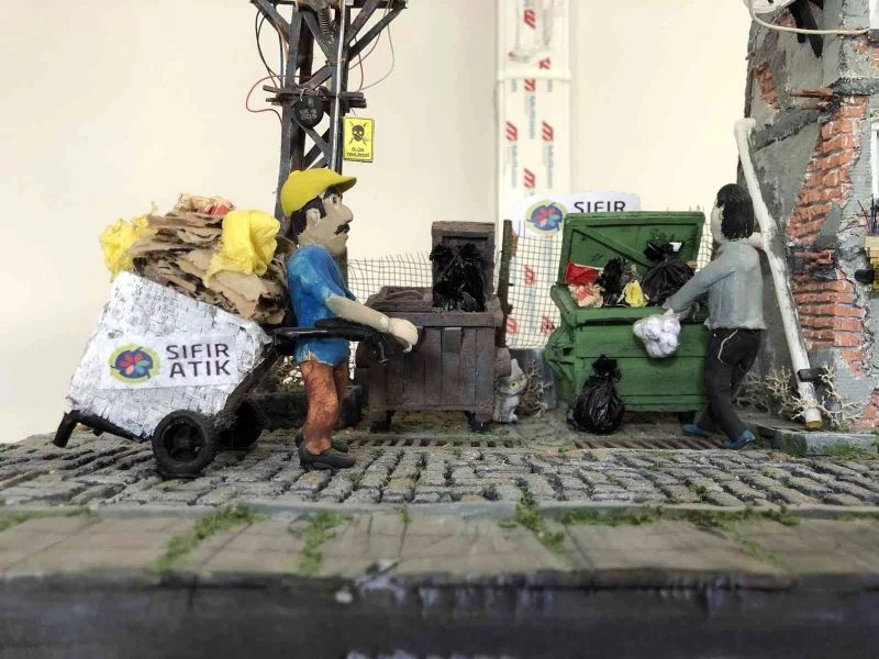 Atık malzemelerden yaptığı modellemelerden sergi oluşturdu
