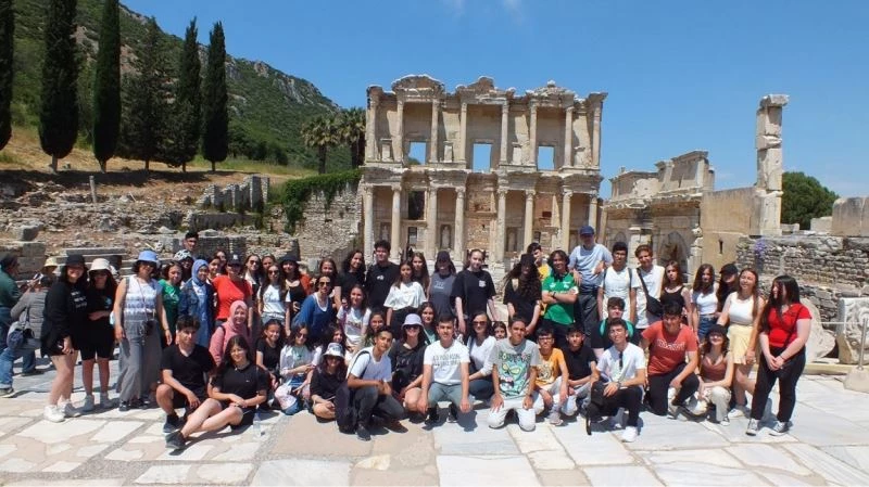 Burhaniye’de liseli gençler İzmir gezisine katıldı
