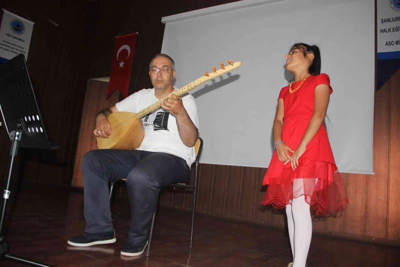 Şanlıurfalı İmhan yanık sesiyle herkesi kendine hayran bırakıyor
