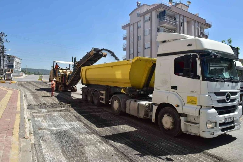 Kepez’de hasar gören yollar düzeltiliyor
