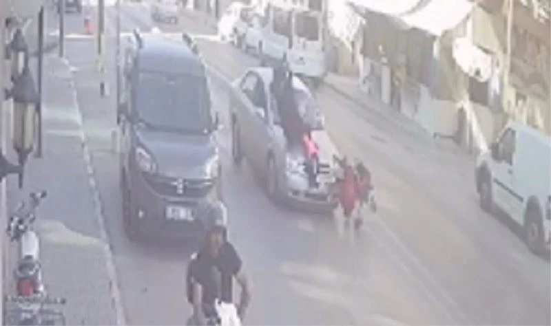 Anne ve 2 çocuğuna otomobil çarpma anı kamerada

