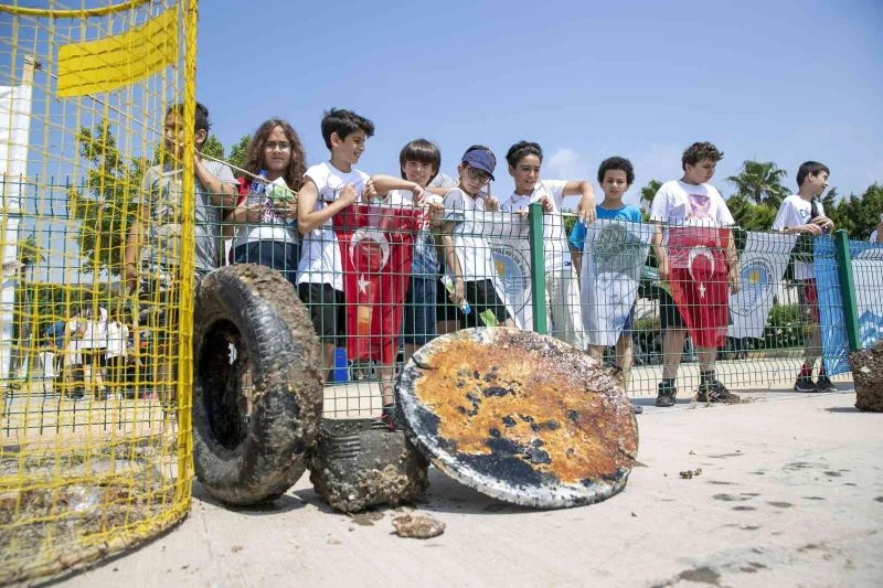 Denizden sandalye de çıktı, alışveriş sepeti de
