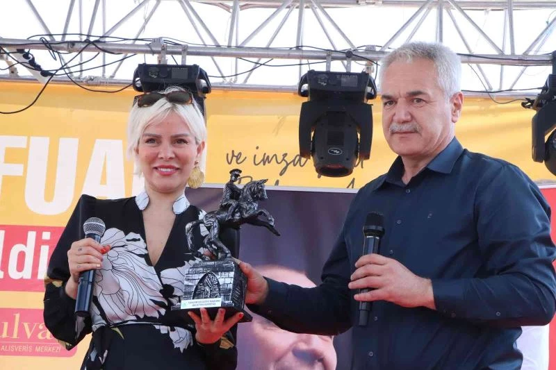 Yazar Ömür Gedik ve Sinan Yağmur okurlarıyla buluştu
