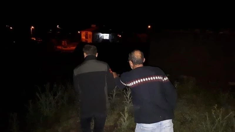 Sağanak yağış nedeniyle 1 ahırın çatısı çöktü, 6 hayvan telef oldu
