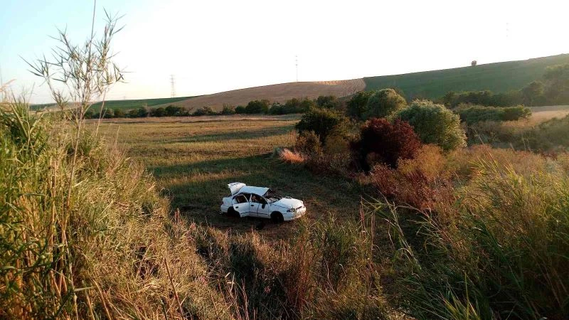 Lastiği patlayan otomobil metrelerce yüksekten tarlaya uçtu, emniyet kemeri hayat kurtardı
