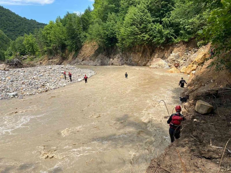 Selde kaybolan genç, 37 kilometrelik mesafede aranıyor
